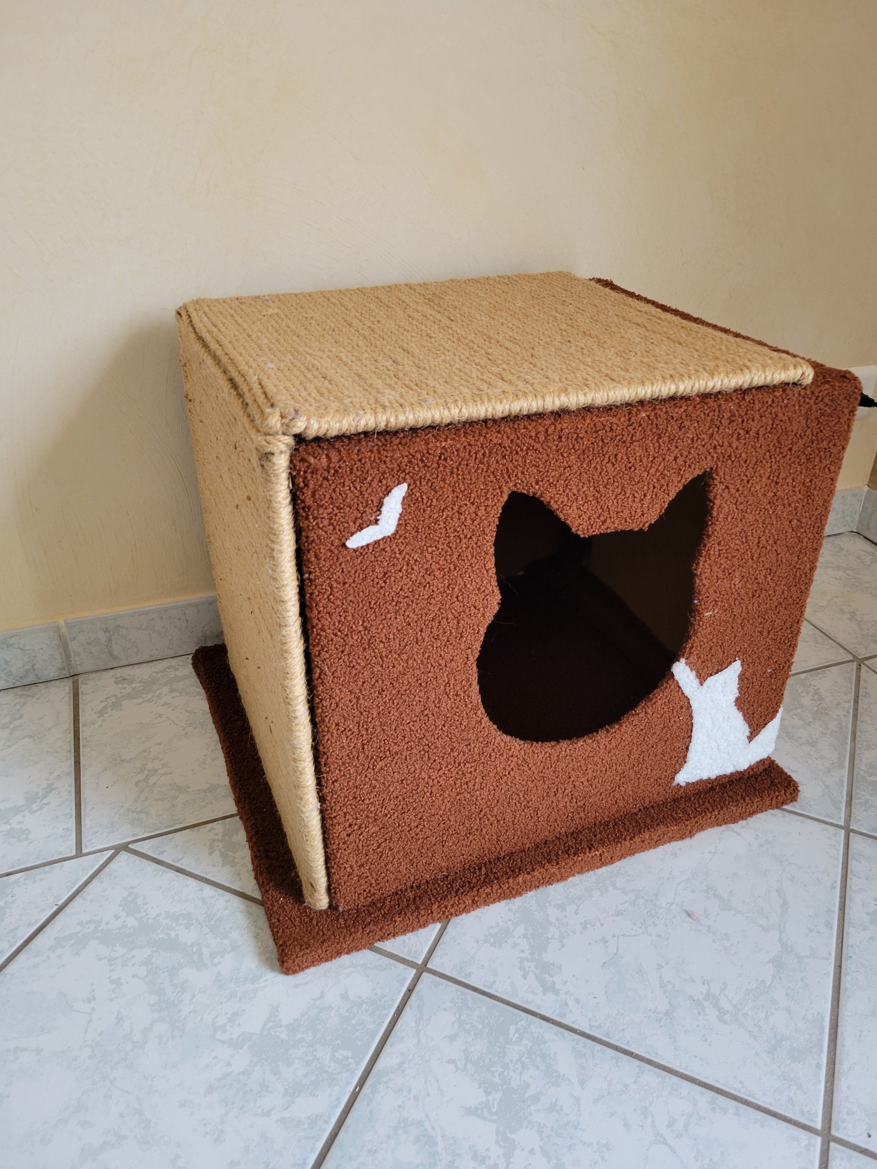 Intérieur de la maison pour chat fait main