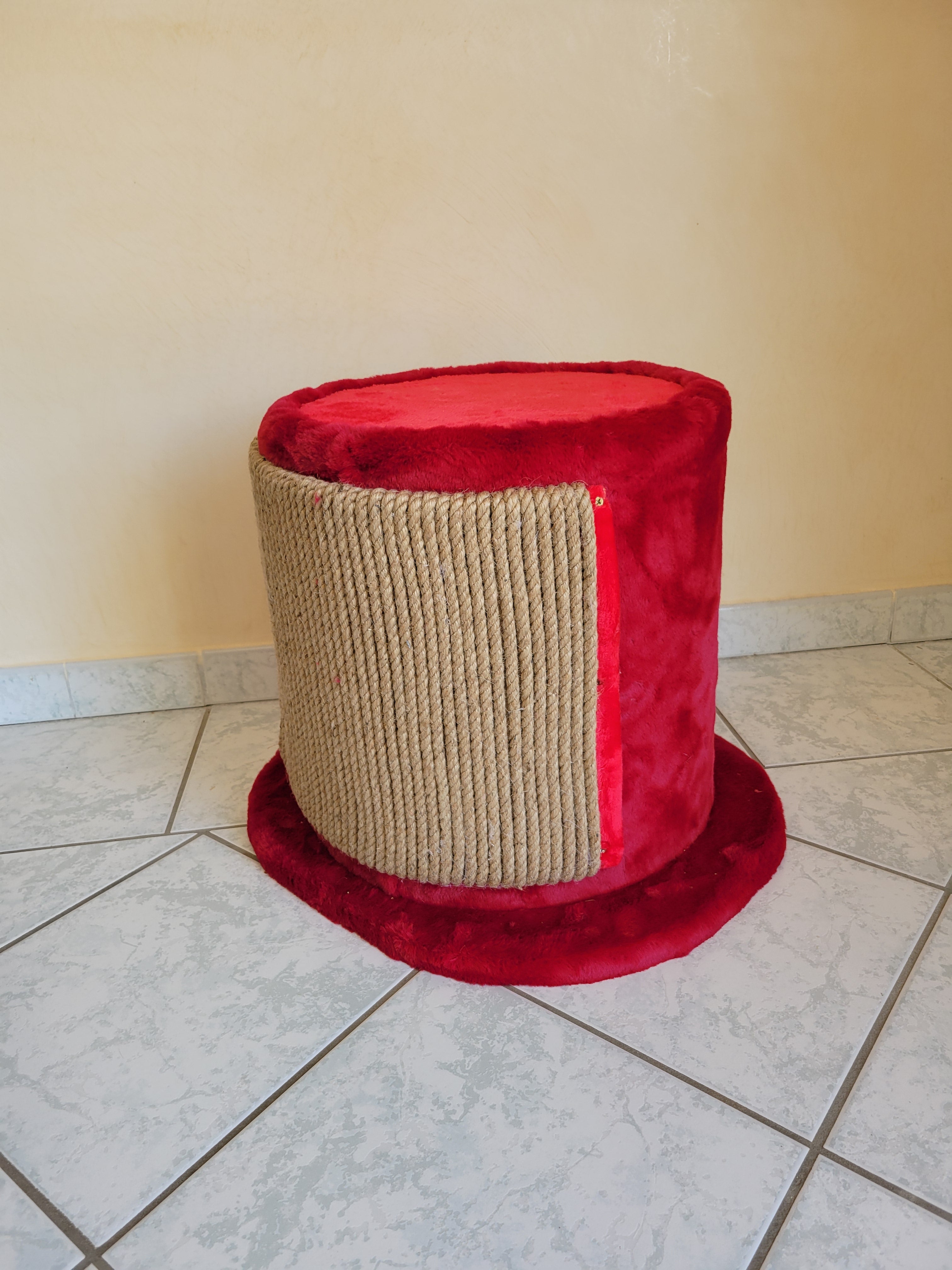 Maison pour chat rouge 38x38 cm avec griffoir double face intégré en corde naturelle