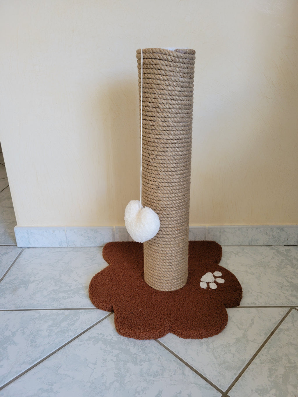 arbre à chat design en bois Modèle Pattes pour chats