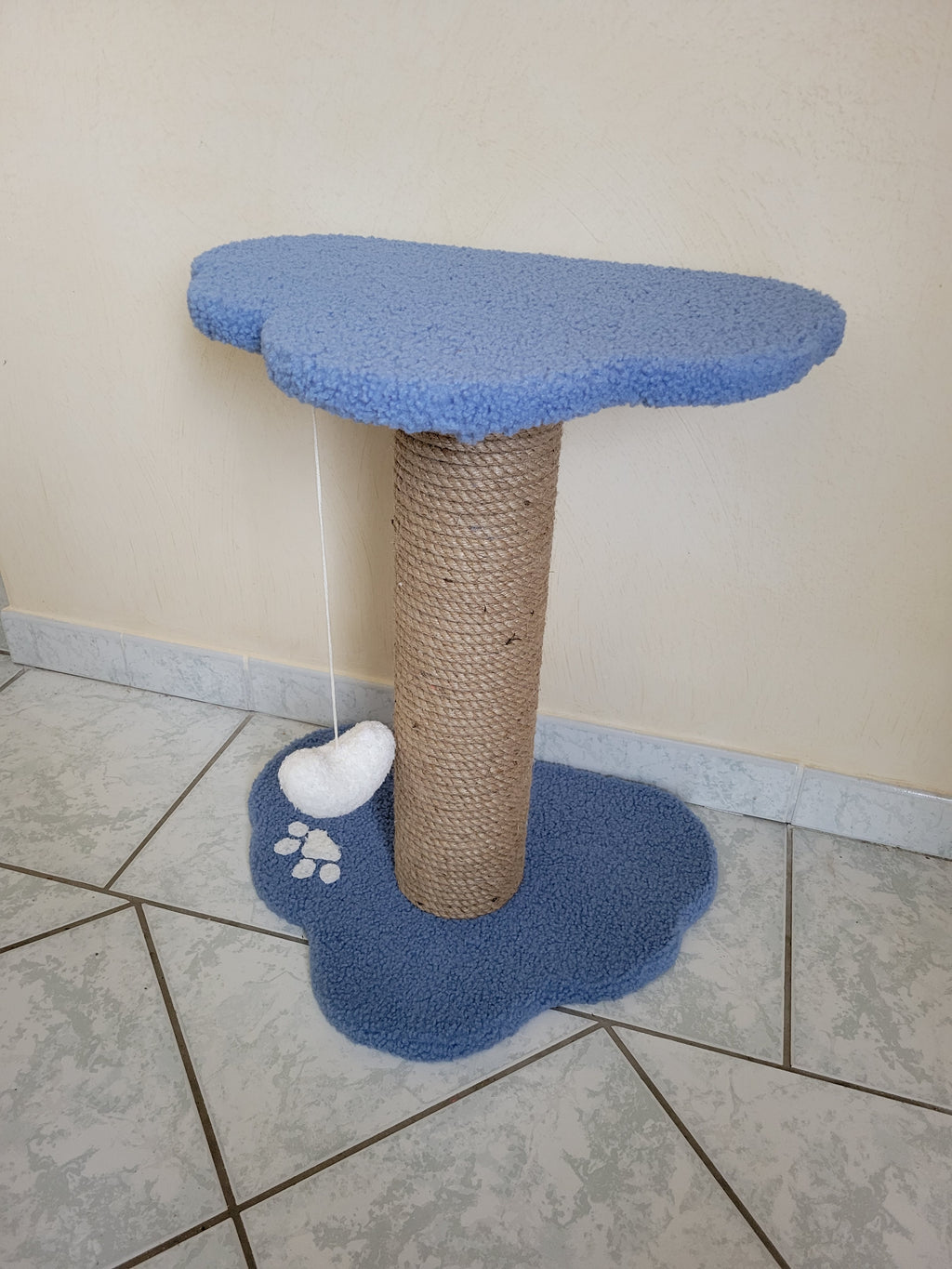 Chat utilisant un griffoir solide fait main avec corde naturelle