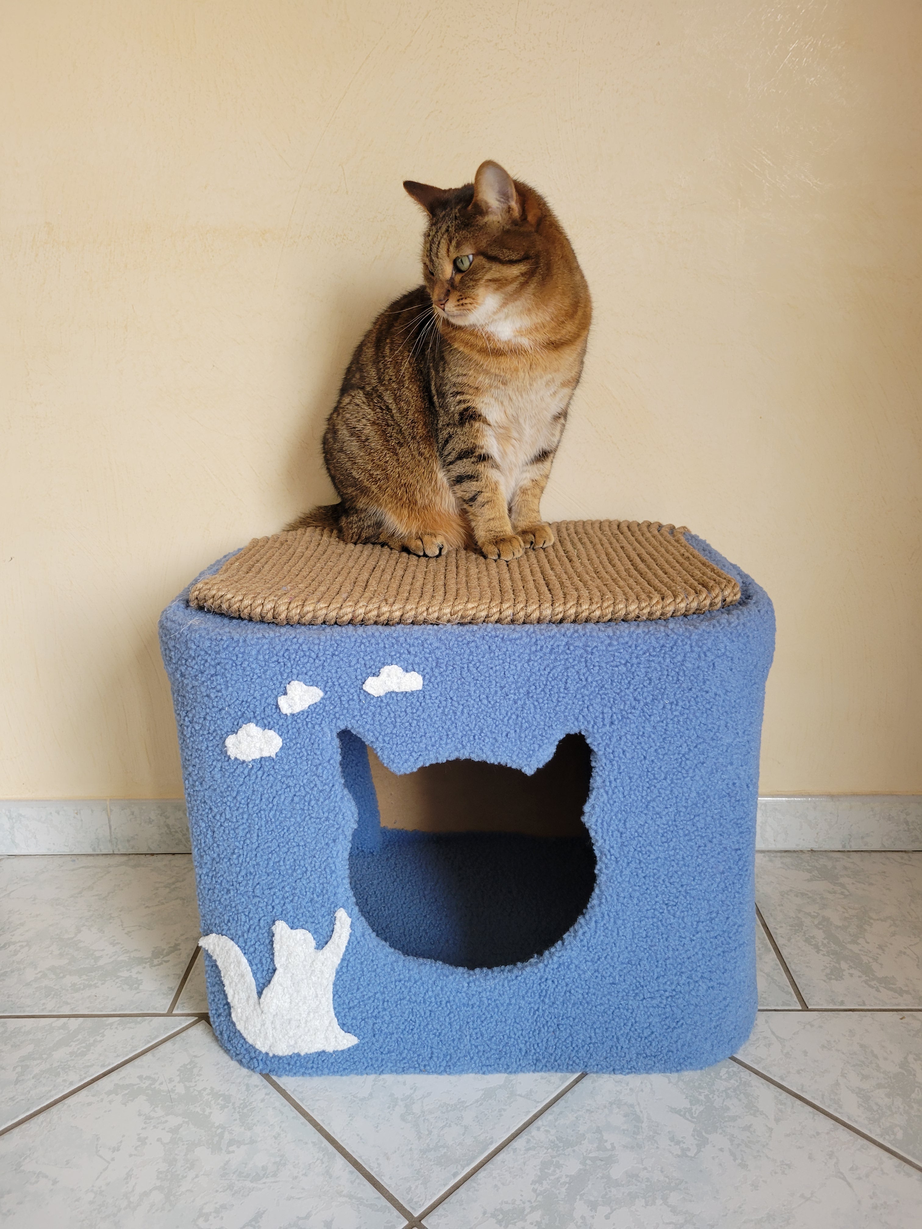 Détail griffoir épais et solidement fixé