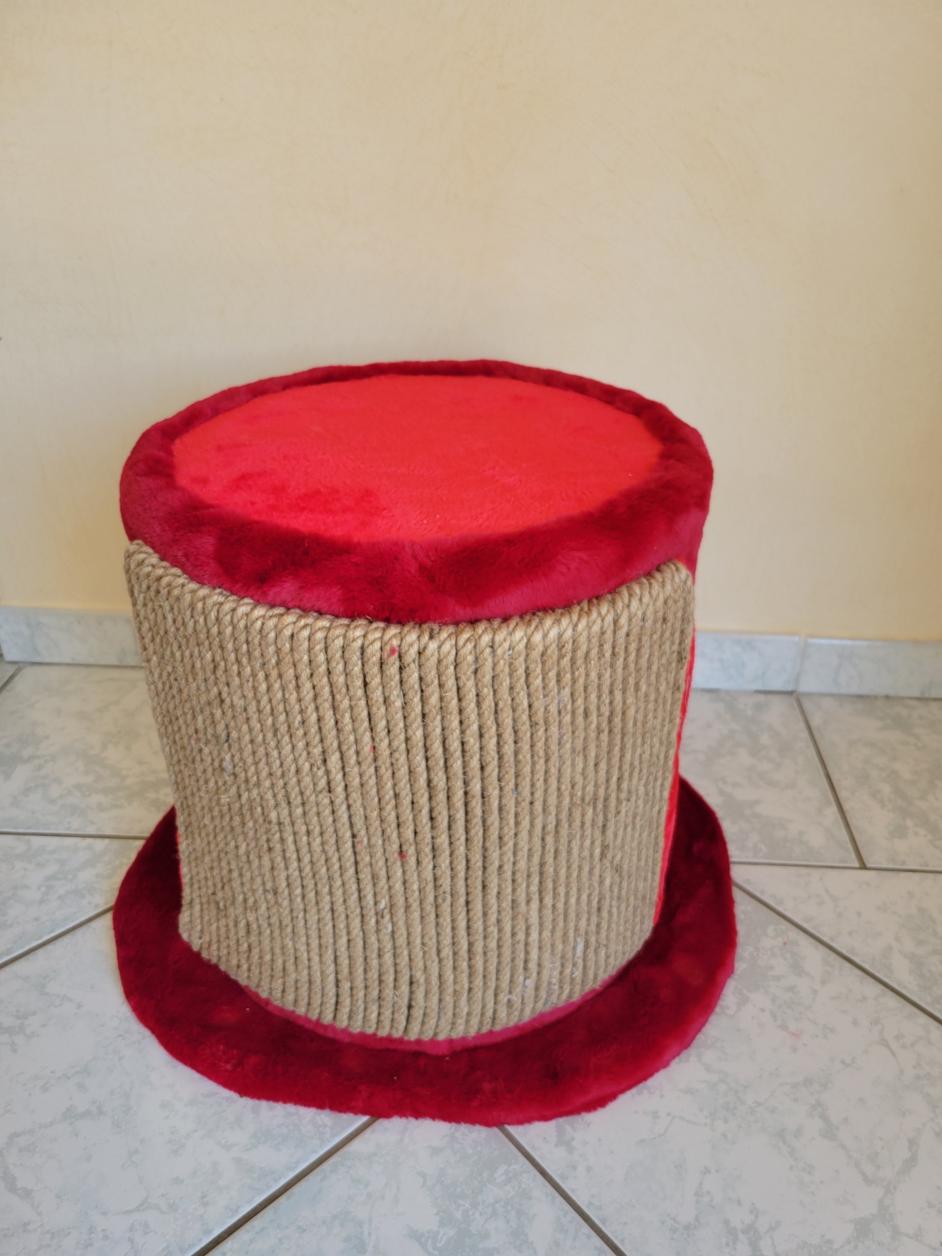 Griffoir double face en corde naturelle épaisse intégré dans maison pour chat artisanale