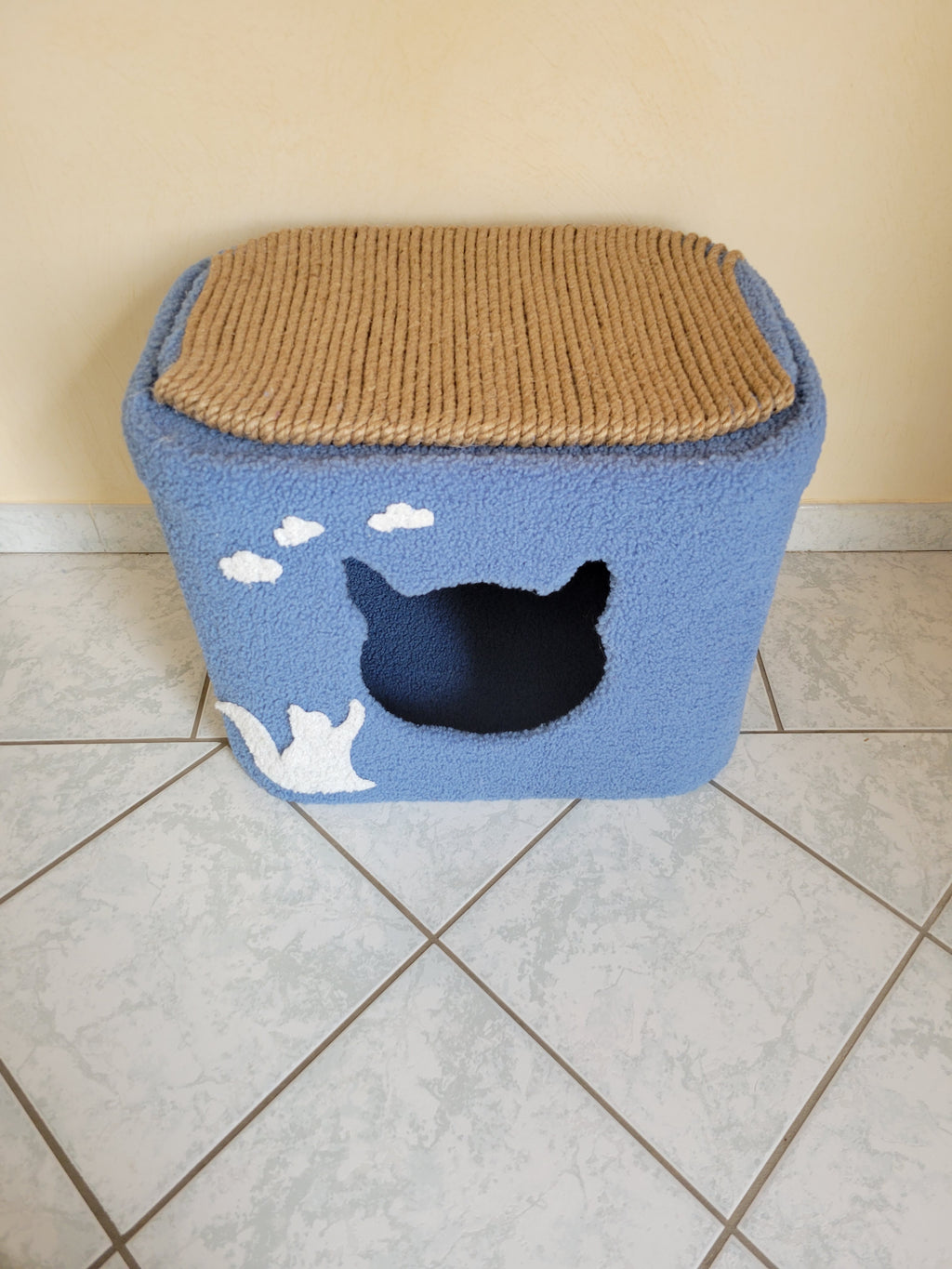 Maison pour chat avec griffoir double face sur le dessus