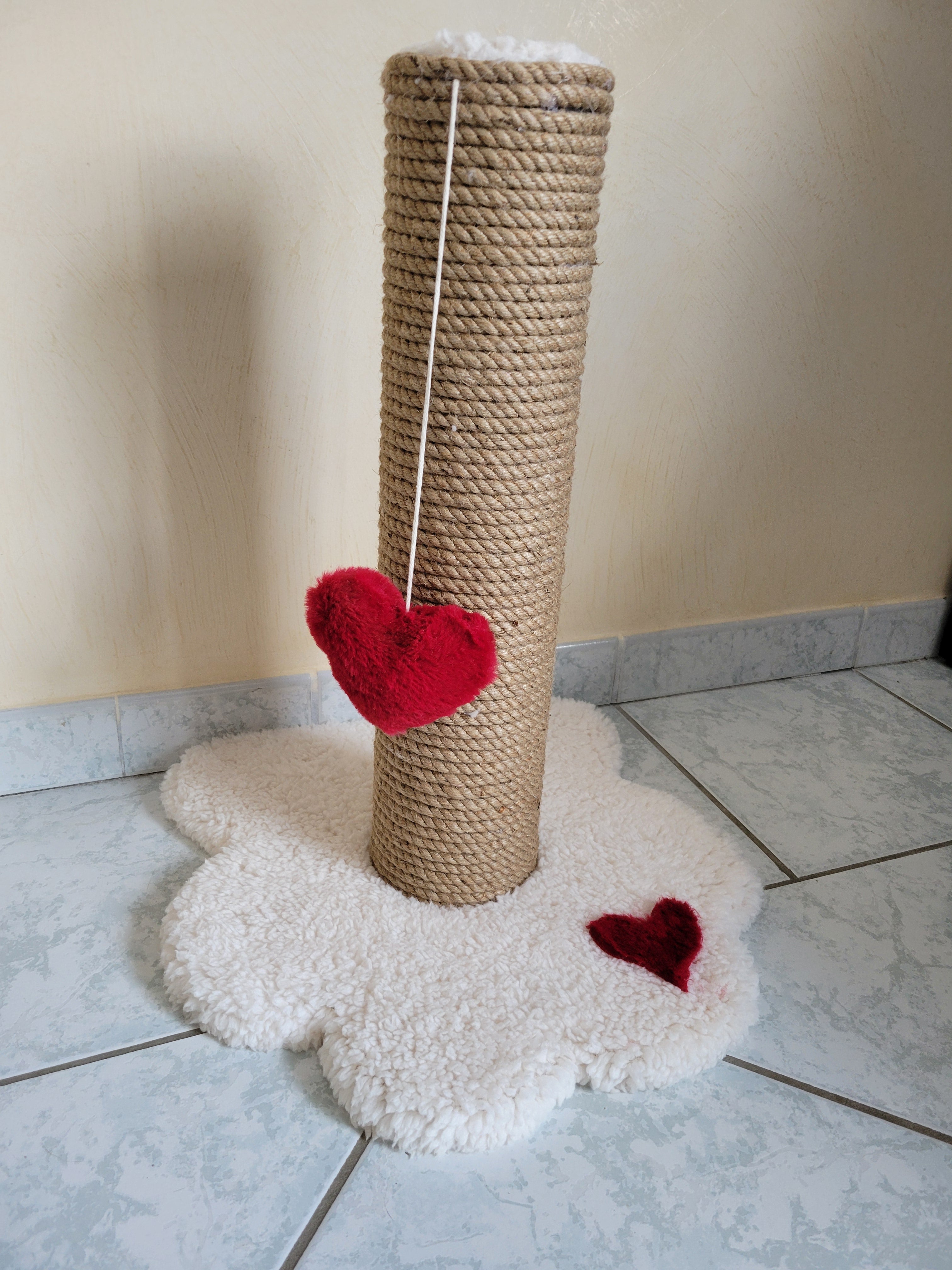 Arbre à chat fait main avec colonne épaisse de 12 cm et base douce – édition Saint-Valentin